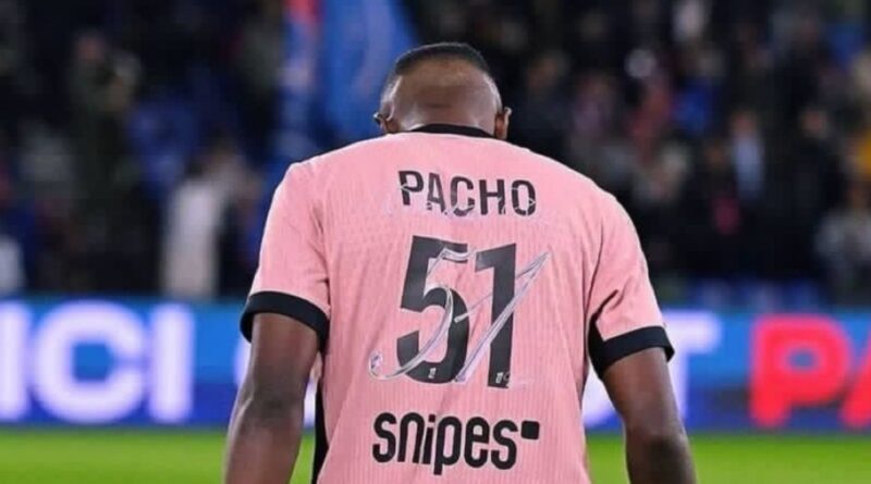 Willian Pacho, sólido en la defensa del PSG, fue titular en la victoria 3-1 sobre Rennes en la liga francesa.