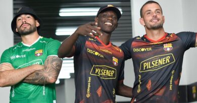 Barcelona SC lanza su camiseta conmemorativa negra con detalles rojos, un homenaje a su fiel hinchada.