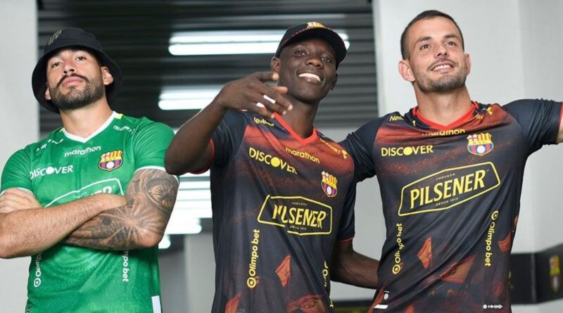 Barcelona SC lanza su camiseta conmemorativa negra con detalles rojos, un homenaje a su fiel hinchada.