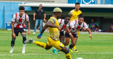 Liga de Quito (LDU) cayó 2-3 ante Delfín en la fecha 8 de la Liga Profesional de Fútbol del Ecuador. Piovi, Phillips, Arce y Angulo anotaron.