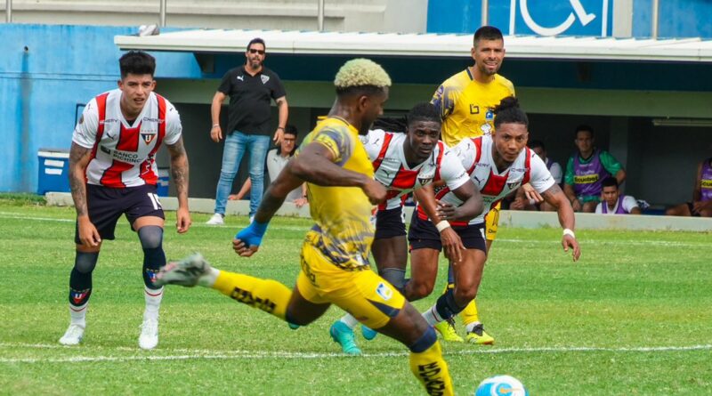 Liga de Quito (LDU) cayó 2-3 ante Delfín en la fecha 8 de la Liga Profesional de Fútbol del Ecuador. Piovi, Phillips, Arce y Angulo anotaron.