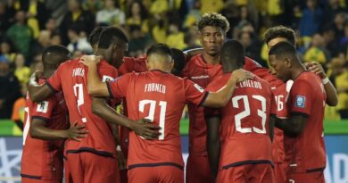 Ecuador intentó salir jugando desde el área propia frente a Brasil, pero en los primeros minutos la imprecisión se apoderó de los futbolistas.