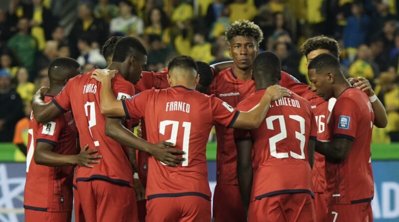 Ecuador intentó salir jugando desde el área propia frente a Brasil, pero en los primeros minutos la imprecisión se apoderó de los futbolistas.