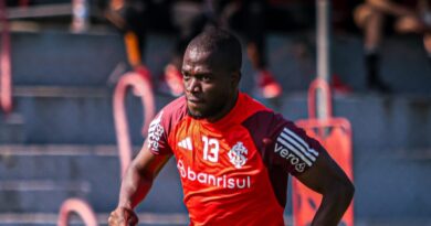 Enner Valencia regresó a Internacional de Porto Alegre tras su convocatoria a Ecuador y los hinchas brasileños lo recibieron con una ovación.