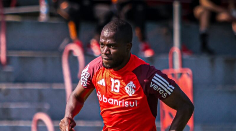 Enner Valencia regresó a Internacional de Porto Alegre tras su convocatoria a Ecuador y los hinchas brasileños lo recibieron con una ovación.