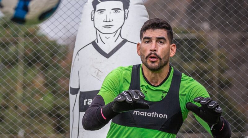 Ariel Holan, DT de Barcelona SC, mandará a Javier Burrai a la banca de suplentes y su lugar lo tomará Víctor Mendoza.