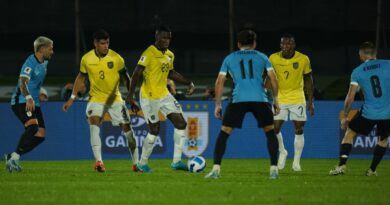 Moisés Caicedo hizo un buen partido en la Selección de Ecuador ante Uruguay, en Montevideo, por las Eliminatorias Sudamericanas.