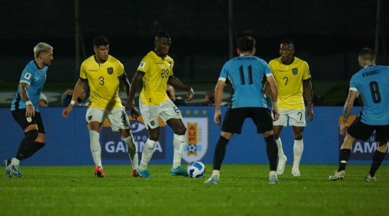 Moisés Caicedo hizo un buen partido en la Selección de Ecuador ante Uruguay, en Montevideo, por las Eliminatorias Sudamericanas.