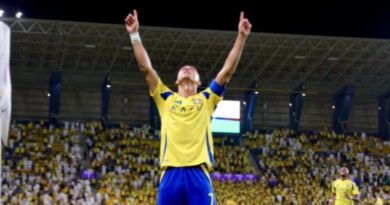 Cristiano Ronaldo celebra su gol en homenaje a su padre durante la Liga de Campeones de Asia.