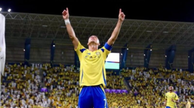 Cristiano Ronaldo celebra su gol en homenaje a su padre durante la Liga de Campeones de Asia.