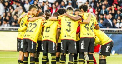 Los jugadores de Barcelona SC enfrentaron la furia de sus hinchas, quienes les lanzaron huevos al salir del hotel en Quito.