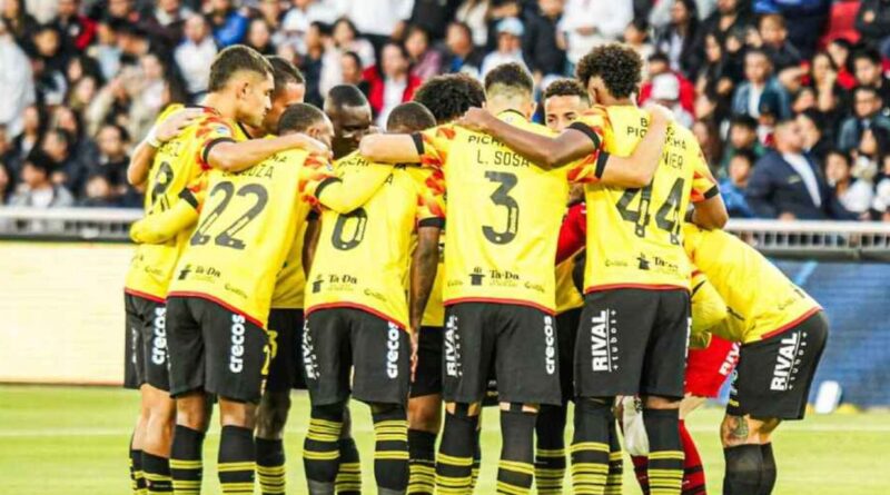 Los jugadores de Barcelona SC enfrentaron la furia de sus hinchas, quienes les lanzaron huevos al salir del hotel en Quito.