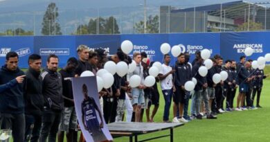 El homenaje de Independiente del Valle a Roberto Cabezas incluyó un conmovedor acto con jugadores y directivos del club.