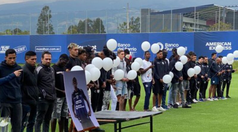 El homenaje de Independiente del Valle a Roberto Cabezas incluyó un conmovedor acto con jugadores y directivos del club.