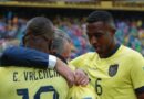 l cálido abrazo entre Gustavo Alfaro y los jugadores ecuatorianos antes del partido.