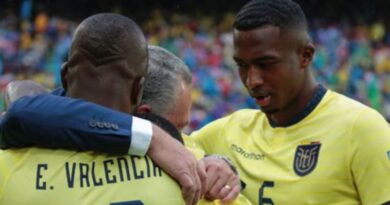 l cálido abrazo entre Gustavo Alfaro y los jugadores ecuatorianos antes del partido.