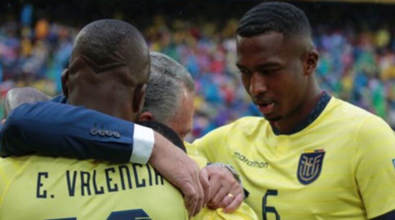 l cálido abrazo entre Gustavo Alfaro y los jugadores ecuatorianos antes del partido.