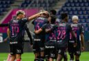 Milton Guagua, capitán de IDV Juniors, rompe en llanto tras dedicar su gol a Roberto Cabezas.