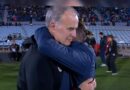 Sebastián Beccacece y Marcelo Bielsa se fundieron en un abrazo antes del duelo Uruguay vs Ecuador por las Eliminatorias.