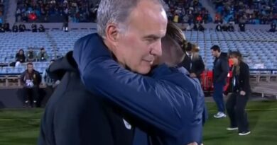 Sebastián Beccacece y Marcelo Bielsa se fundieron en un abrazo antes del duelo Uruguay vs Ecuador por las Eliminatorias.