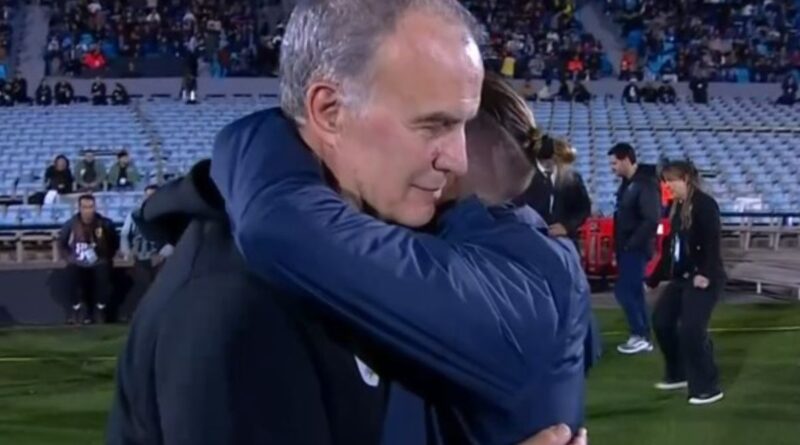 Sebastián Beccacece y Marcelo Bielsa se fundieron en un abrazo antes del duelo Uruguay vs Ecuador por las Eliminatorias.