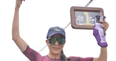 Estefanía Rivera, ciclista ecuatoriana, ganó la Vuelta a Ibarra con un tiempo de 4 horas, 54 minutos y 40 segundos.