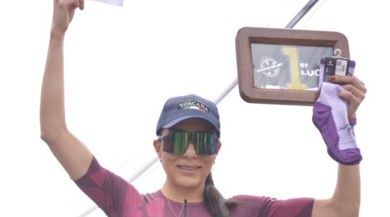 Estefanía Rivera, ciclista ecuatoriana, ganó la Vuelta a Ibarra con un tiempo de 4 horas, 54 minutos y 40 segundos.