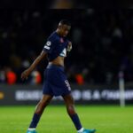 Willian Pacho, figura en la defensa del PSG, destacó en el empate 1-1 ante el PSV