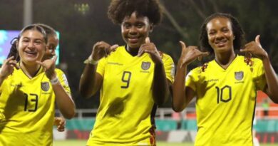 Las jugadoras de Ecuador celebran su histórica clasificación a cuartos de final tras vencer 4-0 a Nueva Zelanda en el Mundial Sub-17.