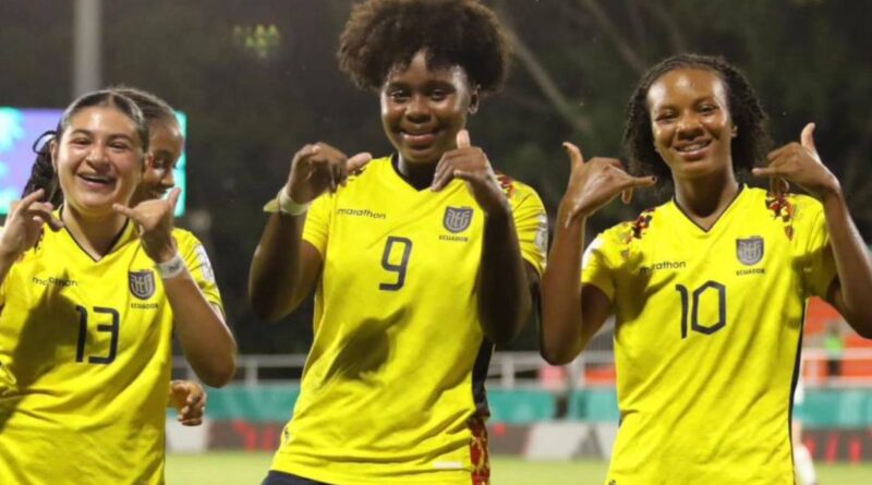 Las jugadoras de Ecuador celebran su histórica clasificación a cuartos de final tras vencer 4-0 a Nueva Zelanda en el Mundial Sub-17.