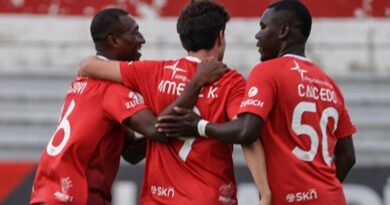 Leones FC celebra la victoria que asegura su permanencia en Serie B, tras vencer 2-0 a Chacaritas.