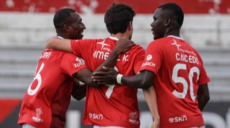 Leones FC celebra la victoria que asegura su permanencia en Serie B, tras vencer 2-0 a Chacaritas.