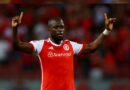 Enner Valencia celebra su gol salvador, asegurando el empate para el Inter de Porto Alegre ante Flamengo.