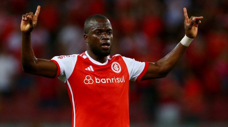 Enner Valencia celebra su gol salvador, asegurando el empate para el Inter de Porto Alegre ante Flamengo.