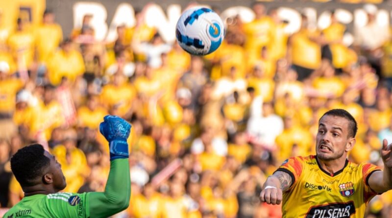 Barcelona SC venció 2-1 a Emelec en el Clásico del Astillero, con goles de Janner Corozo y Alex Rangel en el Monumental.