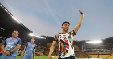 Ángel Mena en el estadio Monumental, en su despedida.