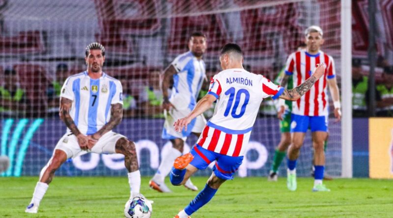 Paraguay remonta y derrota 2-1 a Argentina en Asunción.