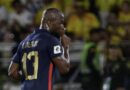 Énner Valencia celebra tras anotar el gol del triunfo ante Colombia, consolidándose como el máximo goleador histórico de Ecuador.