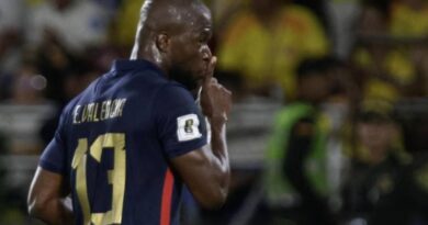 Énner Valencia celebra tras anotar el gol del triunfo ante Colombia, consolidándose como el máximo goleador histórico de Ecuador.