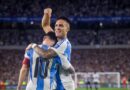 Lautaro Martínez celebra el gol que aseguró el triunfo de Argentina frente a Perú, consolidando su liderato en las Eliminatorias.