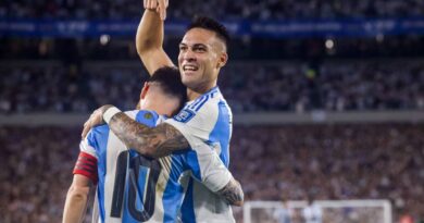 Lautaro Martínez celebra el gol que aseguró el triunfo de Argentina frente a Perú, consolidando su liderato en las Eliminatorias.