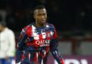 Willian Pacho, clave en la defensa del PSG, se alista para otro gran desafío en la Ligue 1.