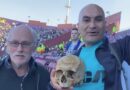 Un hincha de Racing de Argentina llevó el cráneo de su abuelo a la final de la Copa Sudamericana 2024, jugada en Paraguay.