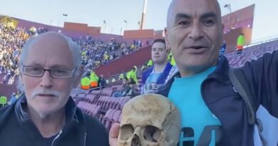 Un hincha de Racing de Argentina llevó el cráneo de su abuelo a la final de la Copa Sudamericana 2024, jugada en Paraguay.