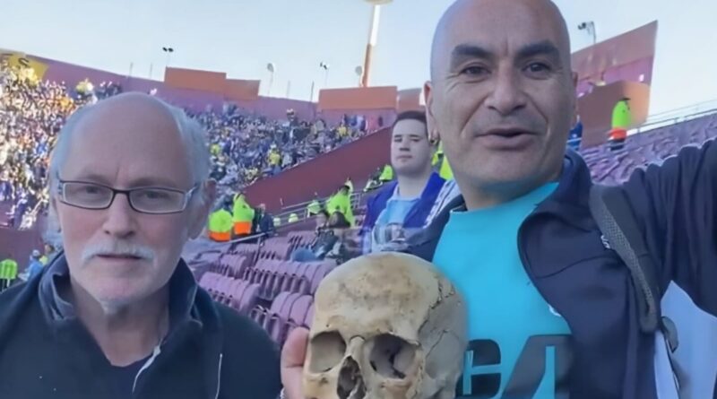 Un hincha de Racing de Argentina llevó el cráneo de su abuelo a la final de la Copa Sudamericana 2024, jugada en Paraguay.