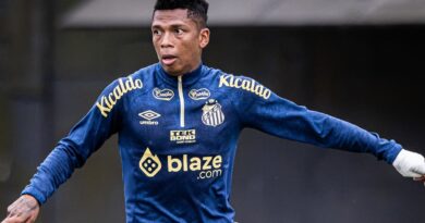 Billy Arce no la pasa nada bien en el fútbol brasileño pese a que su club (Santos FC) regresó a Primera División.