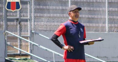 Carlos Castro agradece a Dios por ser el director técnico del Deportivo Quito. Los ‘Chullas’ están a 4 partidos de ascender a la Serie B.