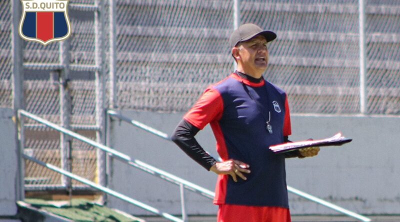 Carlos Castro agradece a Dios por ser el director técnico del Deportivo Quito. Los ‘Chullas’ están a 4 partidos de ascender a la Serie B.