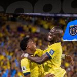 Énner Valencia y Gonzalo Plata celebran uno de los goles que anotaron a Bolivia, el 15 de noviembre del 2024.