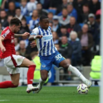 Pervis Estupiñán no pudo evitar la remontada del Liverpool ante el Brighton